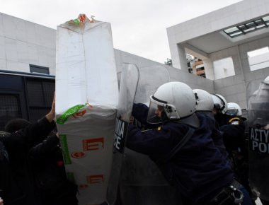 Άγριο ξύλο διαδηλωτών με αστυνομικούς στο Ειρηνοδικείο - Σπρωξίματα και χημικά (φωτό)